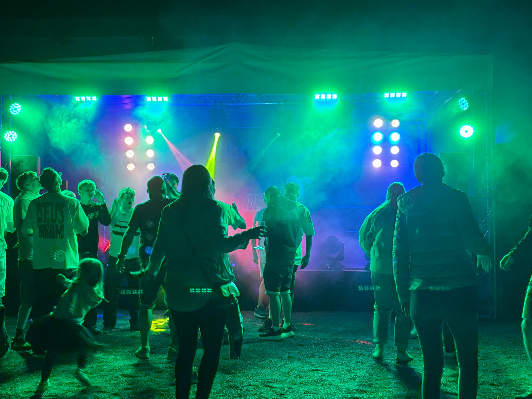 Stimmungsbild einer Veranstaltung mit Licht und Tanzfläche